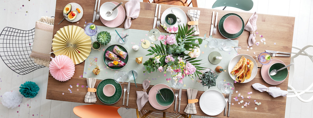Servies in trendy kleuren een feest op tafel